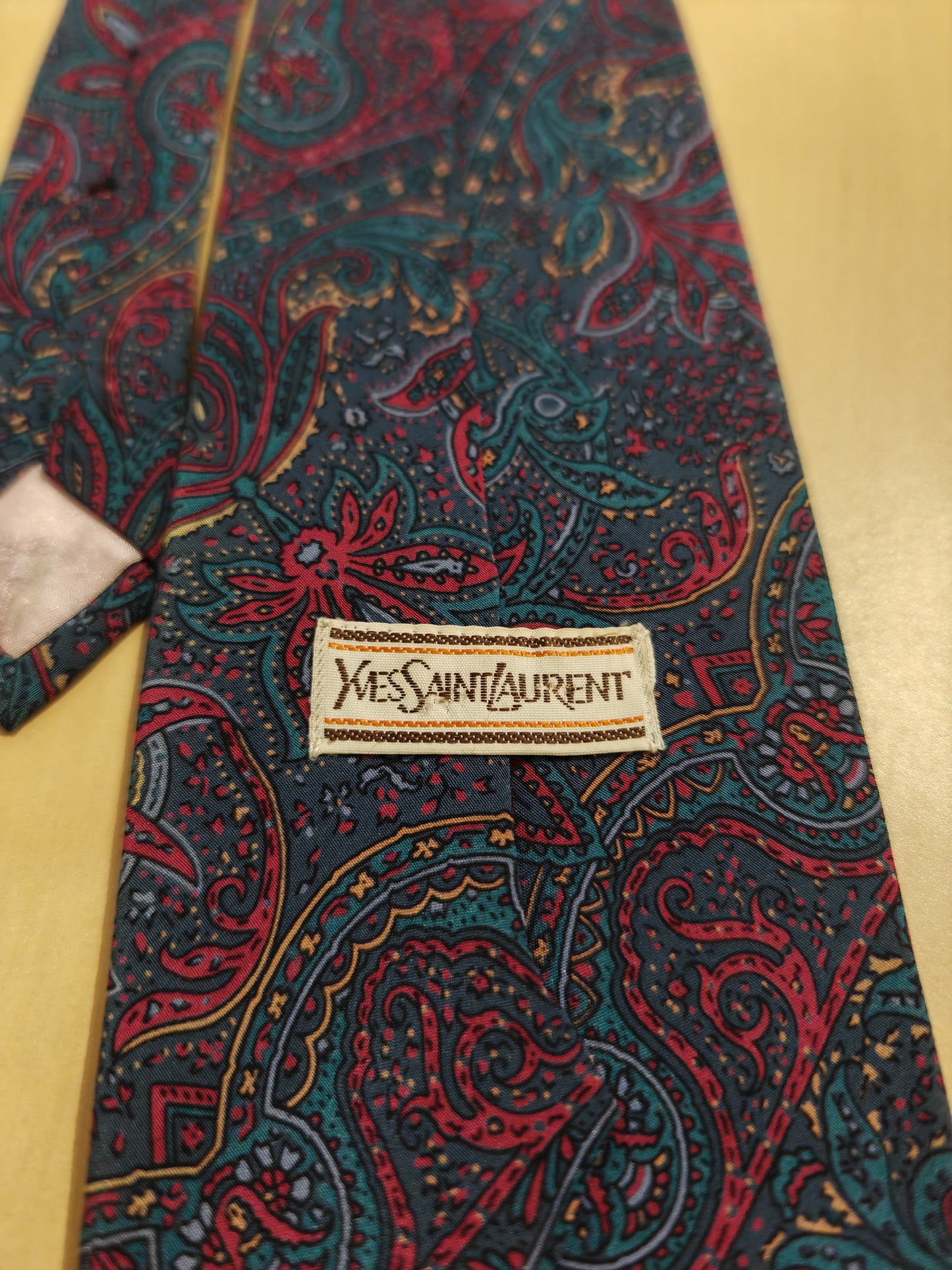 Cravatta Yves Saint Laurent paisley e floreale