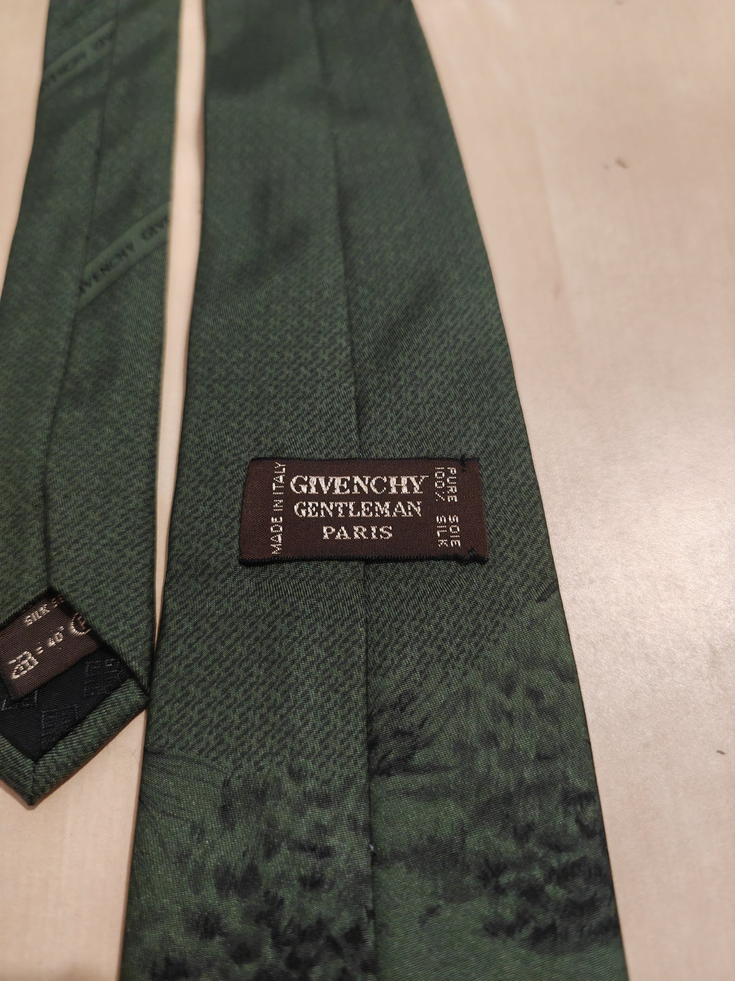 Cravatta Givenchy verde con scene di equitazione