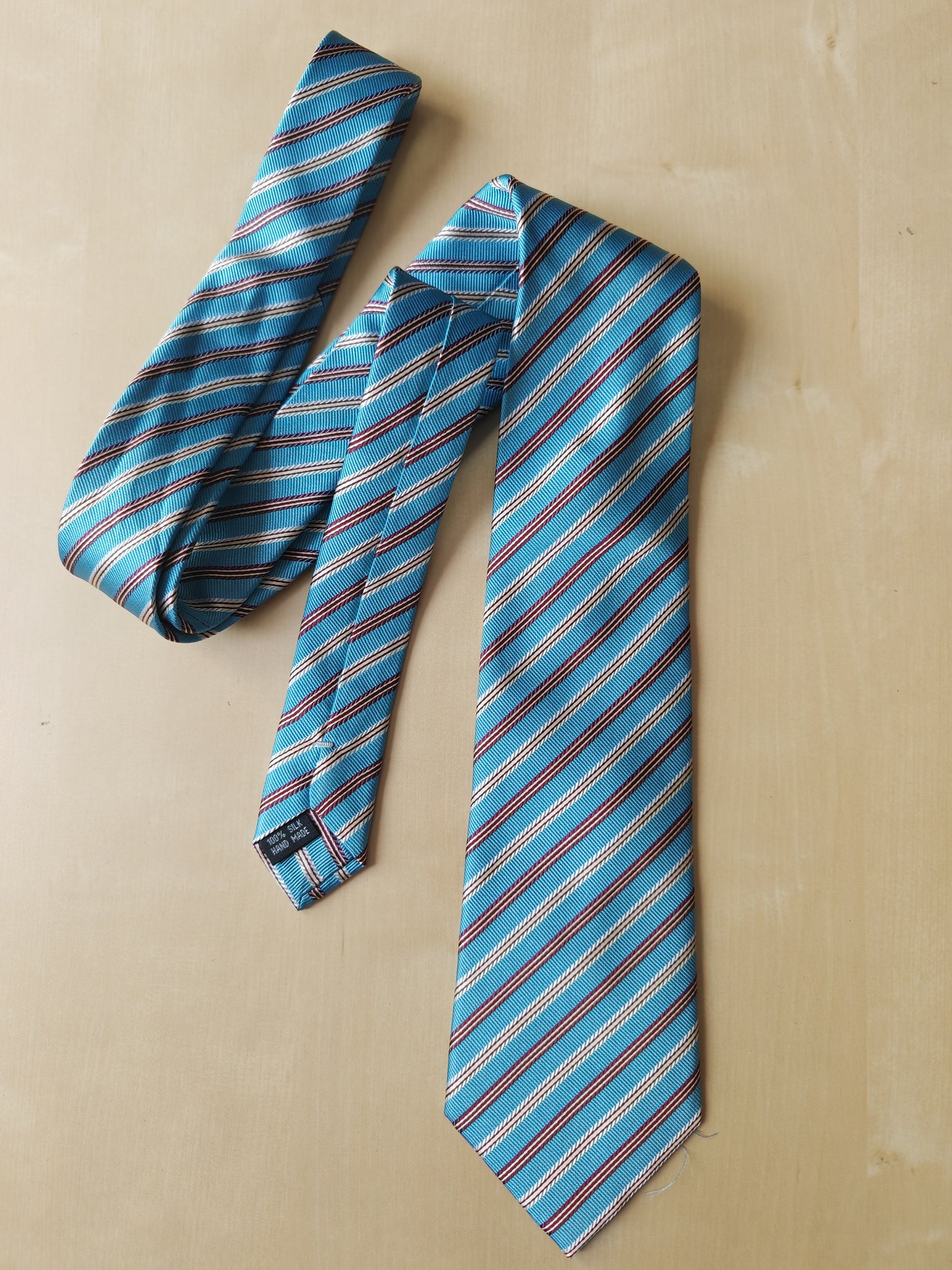 Cravatta celeste a righe