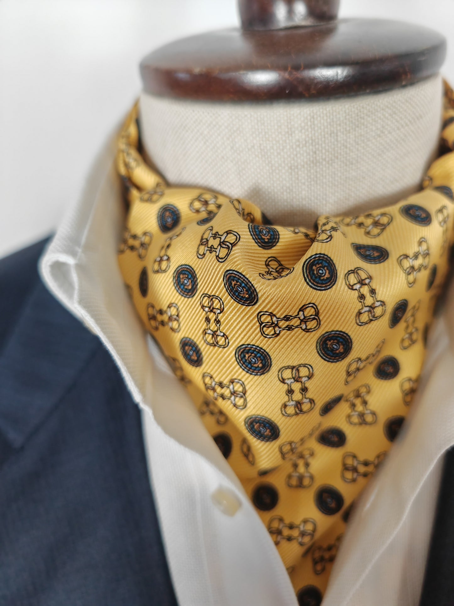 Ascot in seta giallo fantasia medaglioni e morsetti