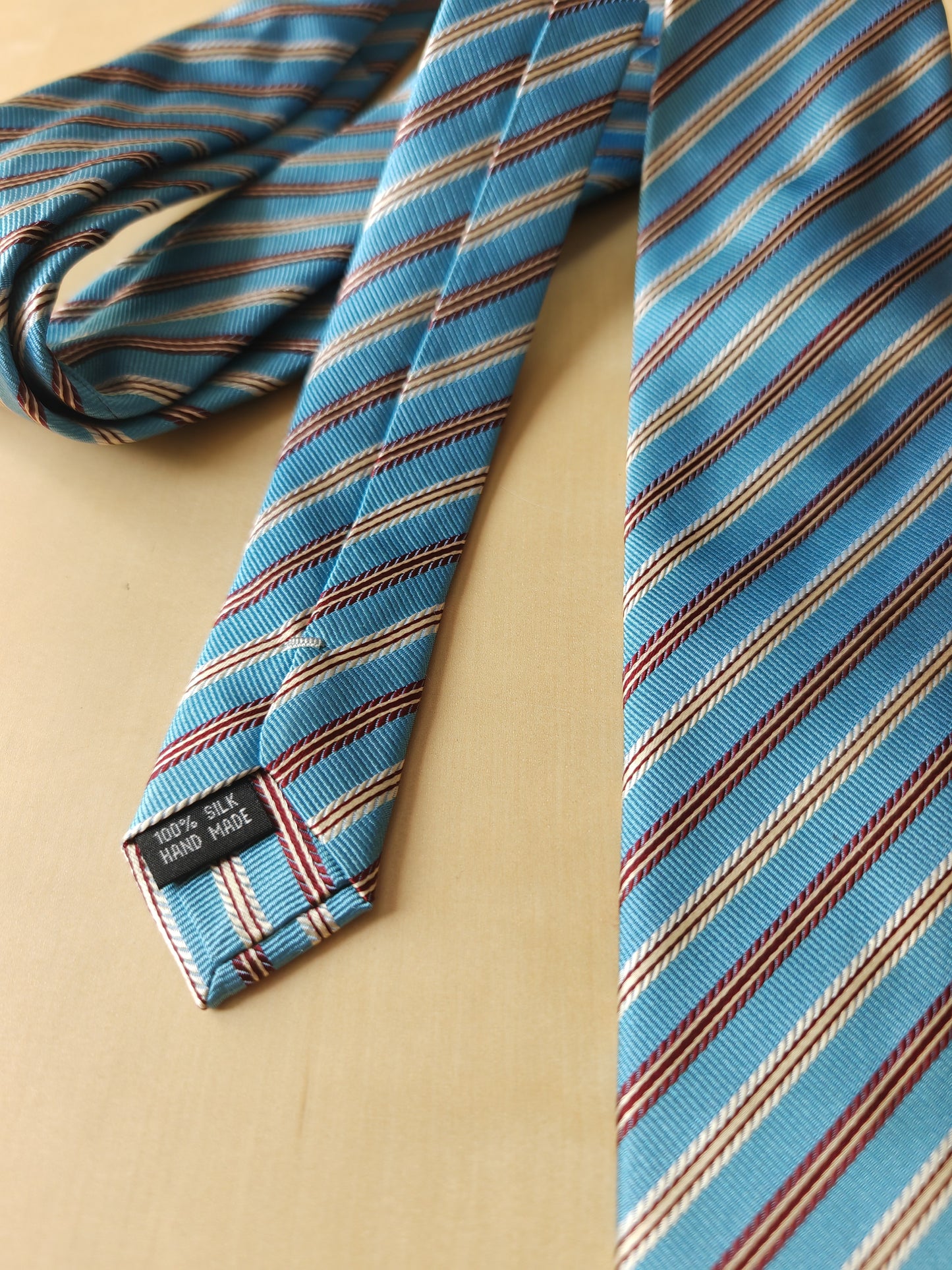 Cravatta celeste a righe