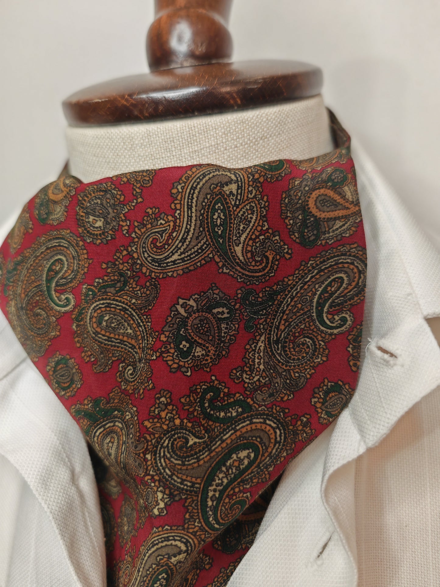 Ascot paisley fondo bordeaux