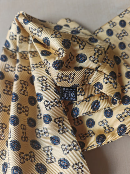 Ascot in seta giallo fantasia medaglioni e morsetti