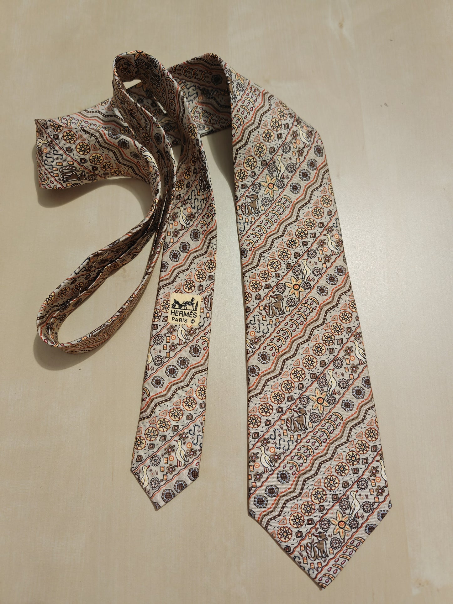 Cravatta Hermès 7640 TA fantasia geometrica e animali