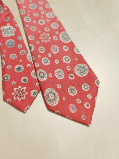 Cravatta Hermès 7050 TA rosso corallo con disegni astronomici