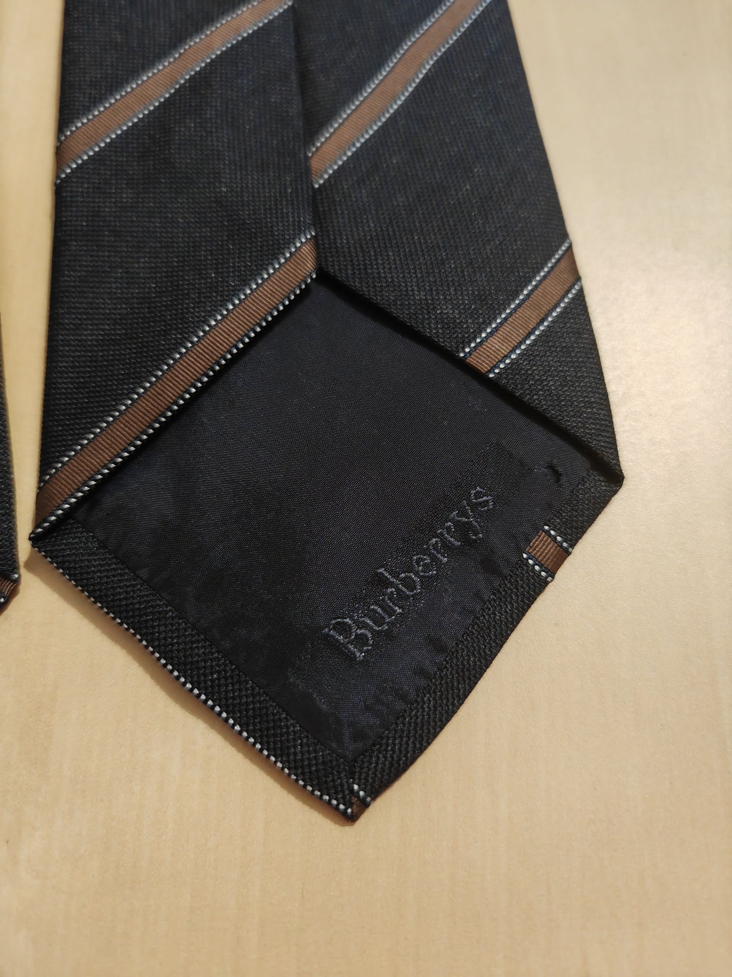 Cravatta Burberry regimental grigio antracite e marrone