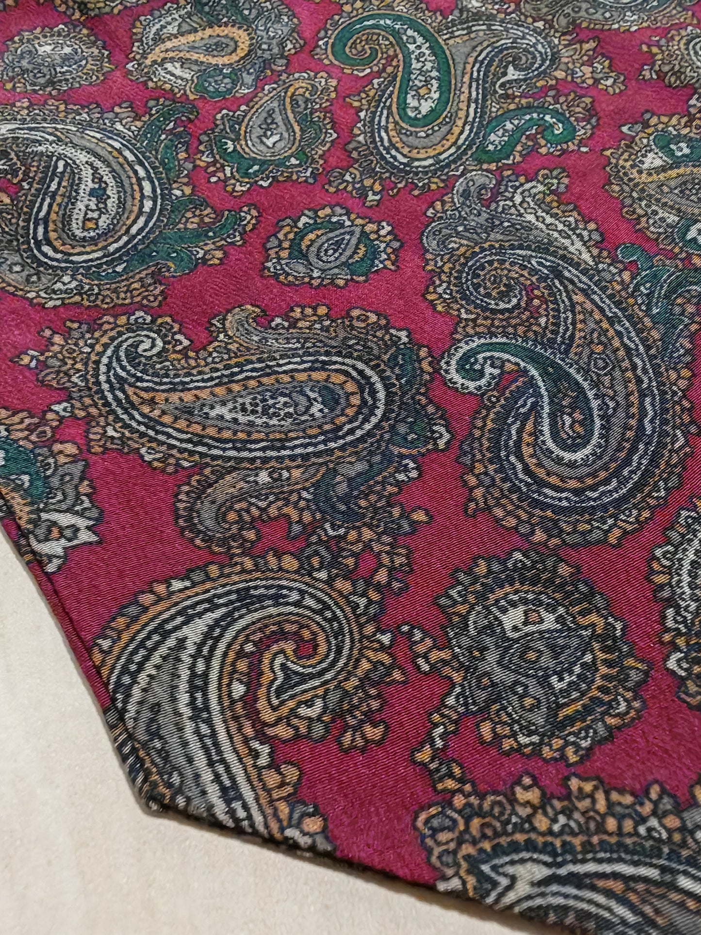 Ascot paisley fondo bordeaux