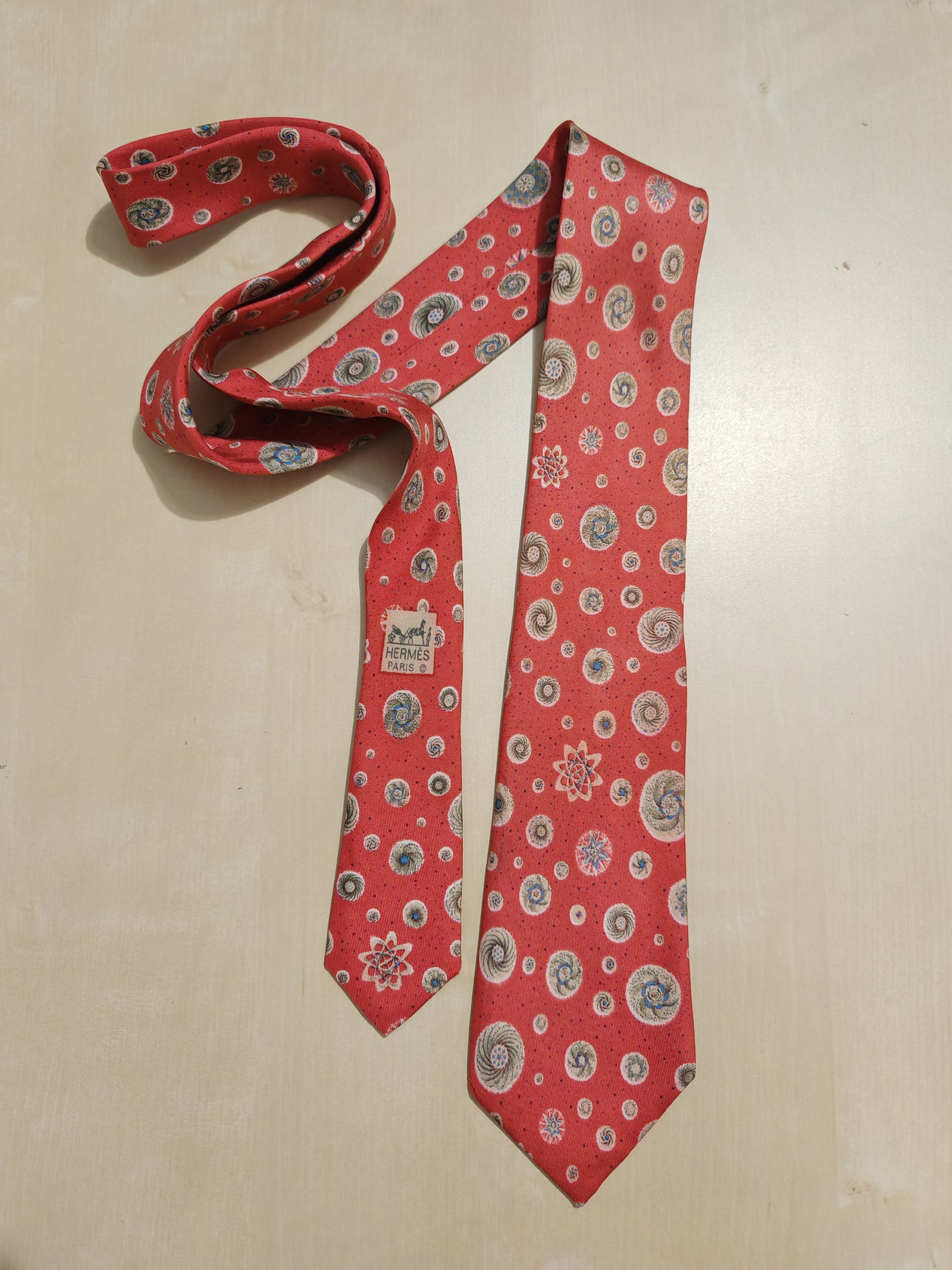 Cravatta Hermès 7050 TA rosso corallo con disegni astronomici