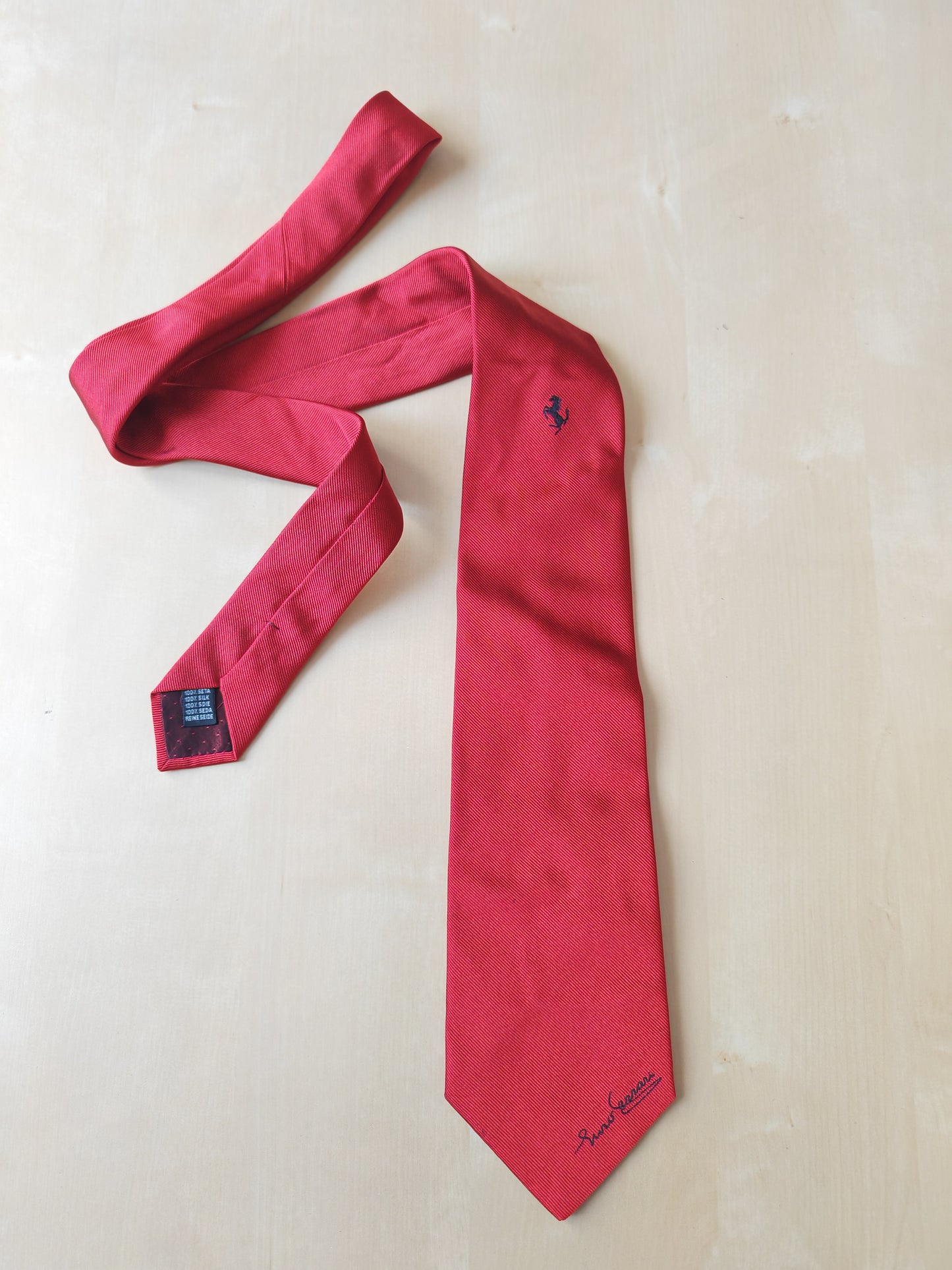 Cravatta Ferrari cavallino rampante e firma